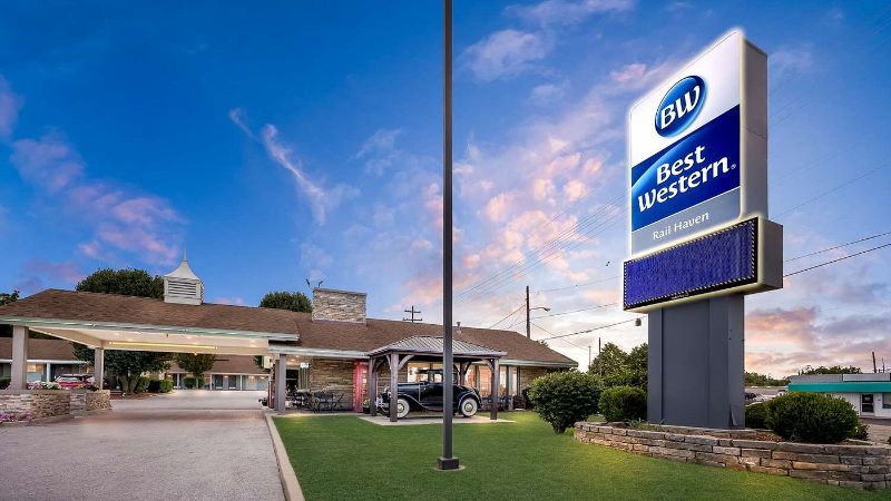Best Western Route 66 Rail Haven, room with private jacuzzi, photo 7