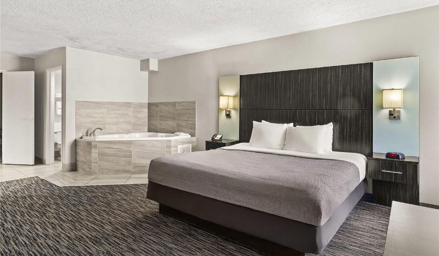 Quality Inn Jacksonville – Orange Park near Naval Air Station, room with private jacuzzi, photo 2