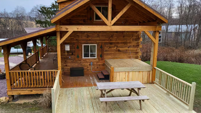 Big R’s Retreat, cabin with a private hot tub