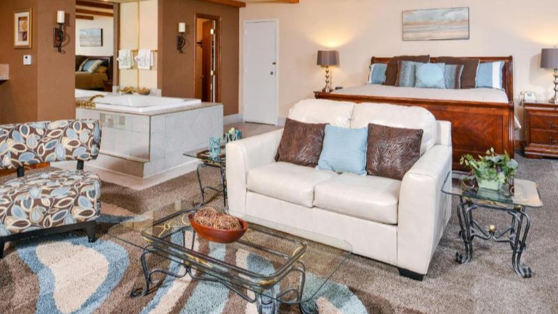 Billings Hotel & Convention Center, room with private jacuzzi, photo 2