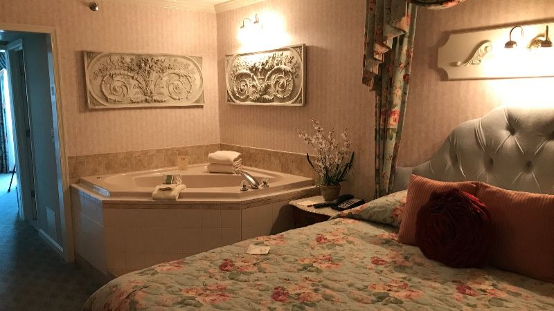 Boardwalk Plaza Hotel1 - jacuzzi hotel room
