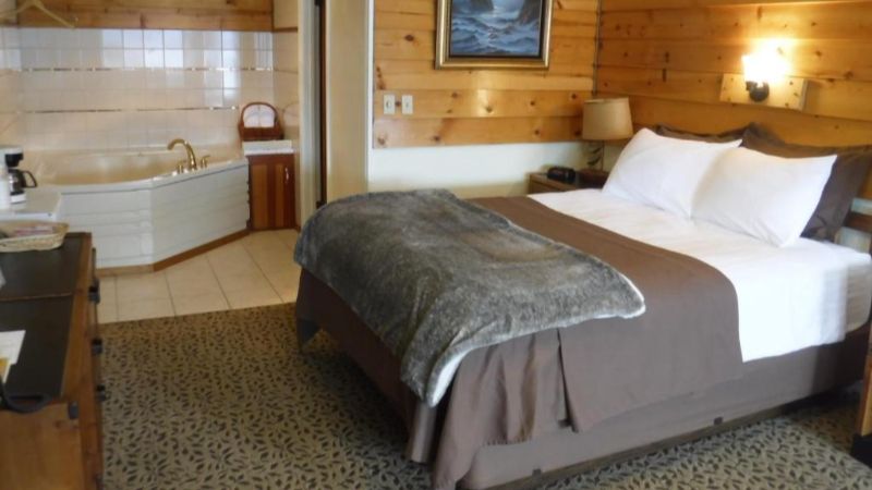 Captain’s Choice Motel, room with private jacuzzi, photo 2