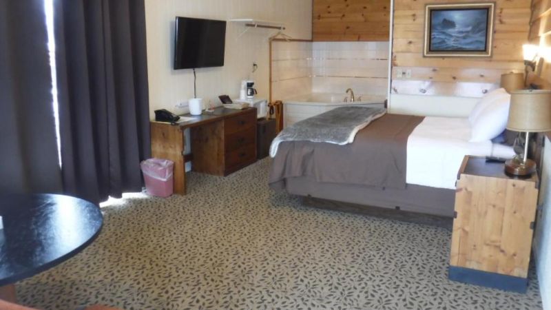 Captain’s Choice Motel, room with private jacuzzi, photo 3
