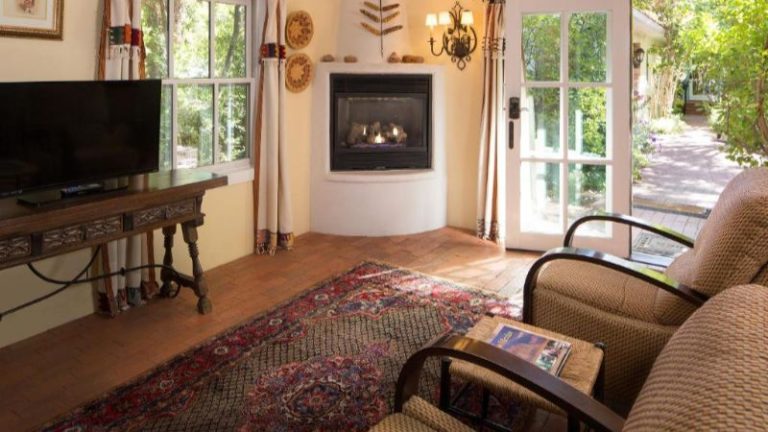 Casa Blanca Inn & Suites