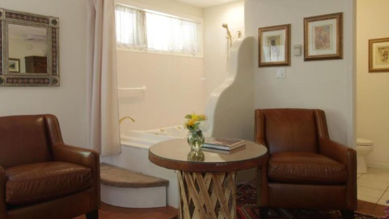 Casa Blanca Inn & Suites