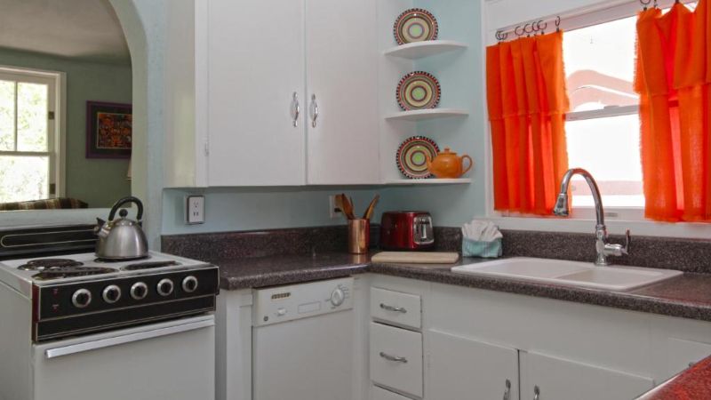 Casa Blanca Inn & Suites, room with private jacuzzi, photo 6