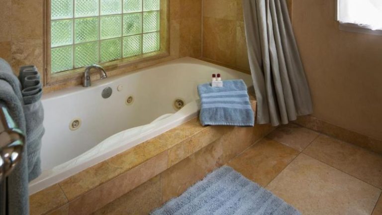 Casa Blanca Inn & Suites