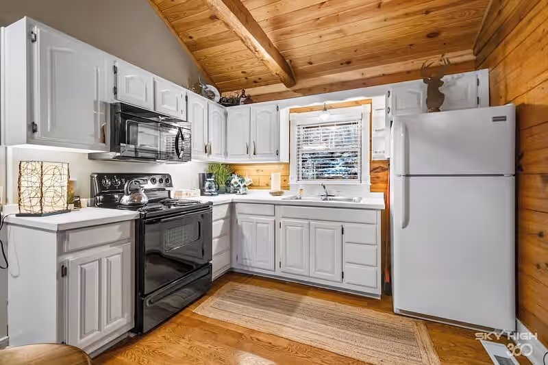 Cinnamon Valley – The Whitetail, cabin with a private hot tub, photo 3