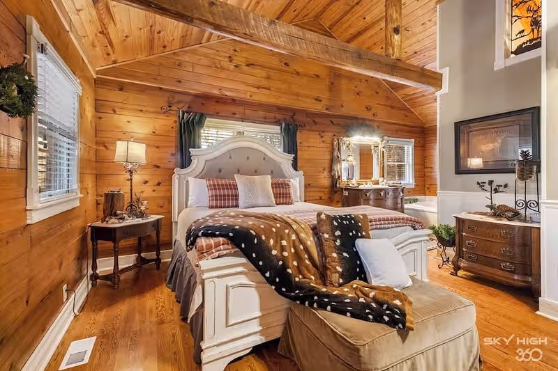 Cinnamon Valley – The Whitetail, cabin with a private hot tub, photo 4