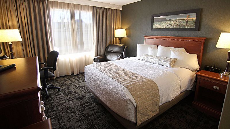 C’mon Inn Hotel & Suites, room with private jacuzzi, photo 3