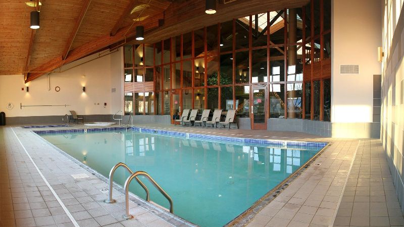 C’mon Inn Hotel & Suites, room with private jacuzzi, photo 7