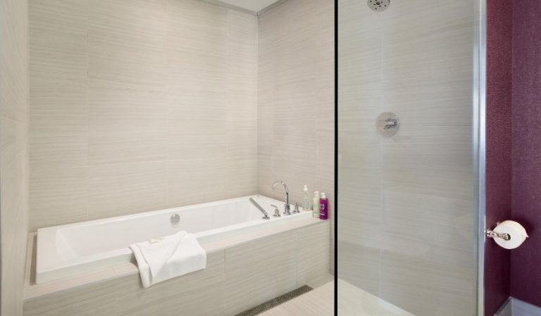 Coast Edmonton Plaza Hotel by APA