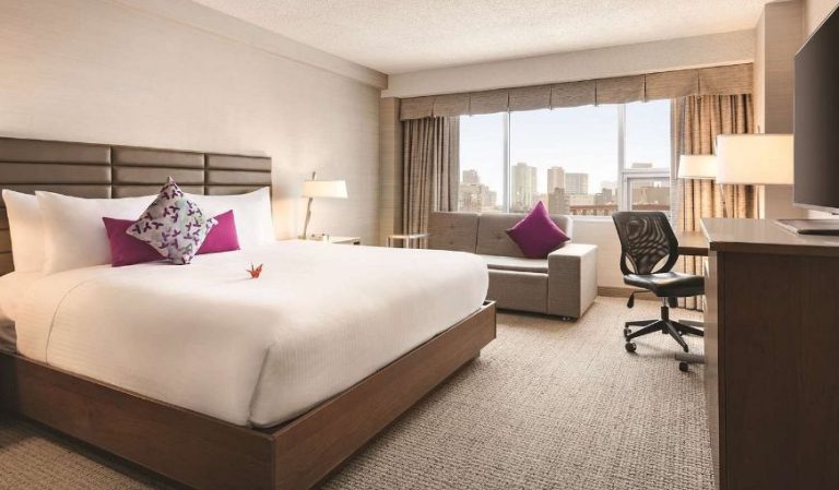 Coast Edmonton Plaza Hotel by APA