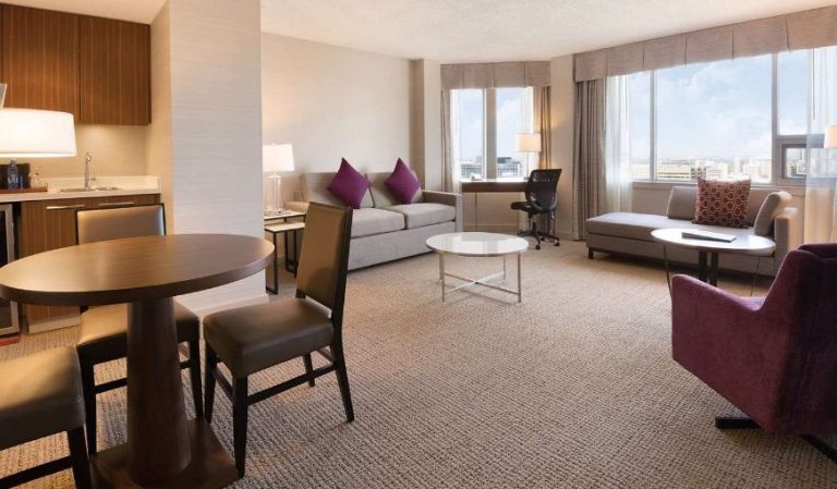 Coast Edmonton Plaza Hotel by APA