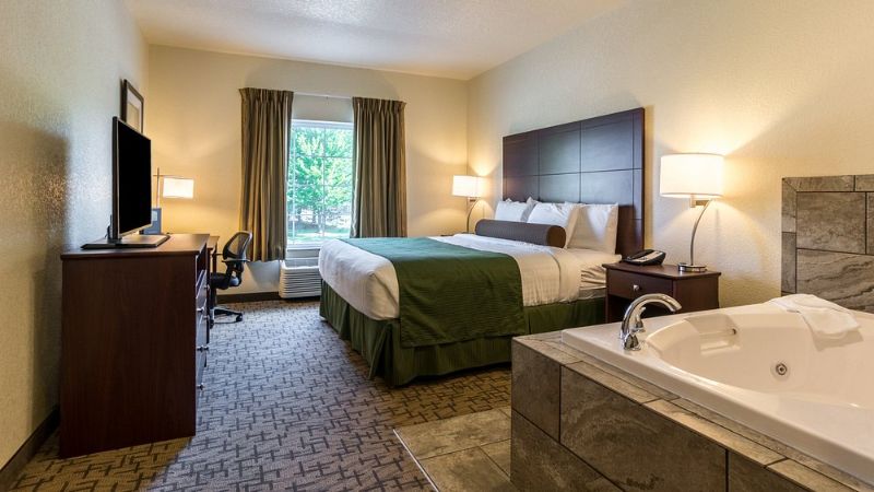 Cobblestone Hotel & Suites – Erie, room with private jacuzzi, photo 1