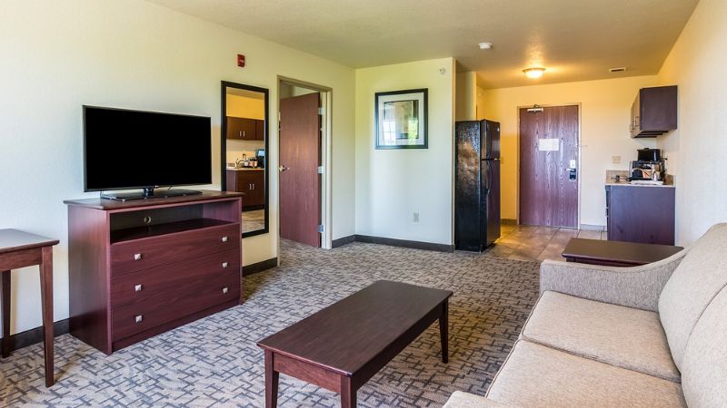 Cobblestone Hotel & Suites – Erie, room with private jacuzzi, photo 4