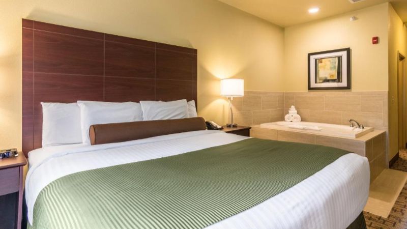 Cobblestone Hotel & Suites – Harborcreek, room with private jacuzzi, photo 1