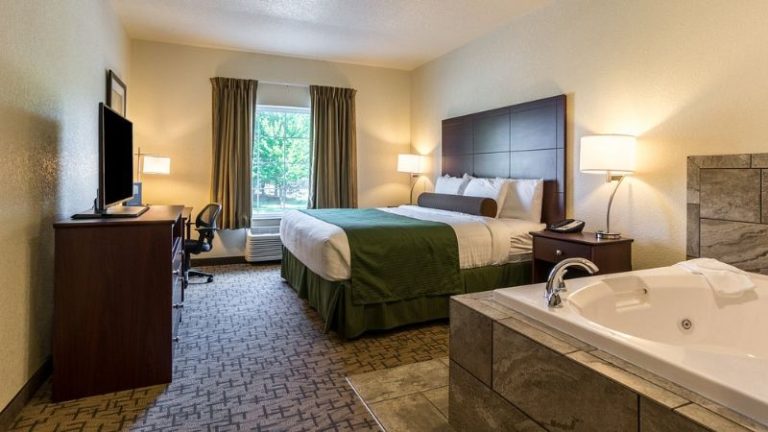 Cobblestone Hotel & Suites – Erie
