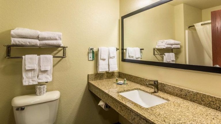 Cobblestone Hotel & Suites – Erie