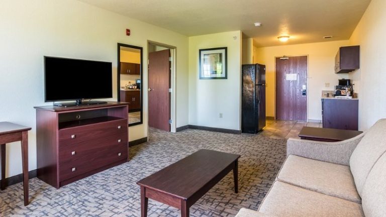 Cobblestone Hotel & Suites – Erie