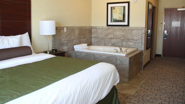 Cobblestone Hotel & Suites – Devils Lake