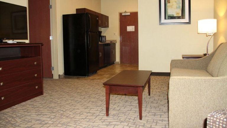 Cobblestone Hotel & Suites – Devils Lake