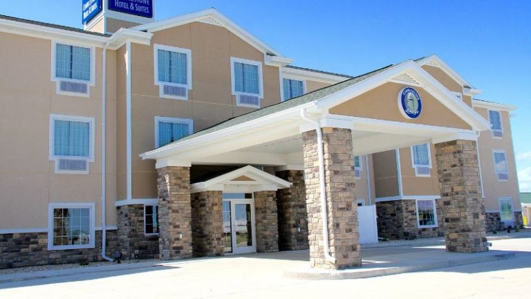 Cobblestone Hotel & Suites – Devils Lake