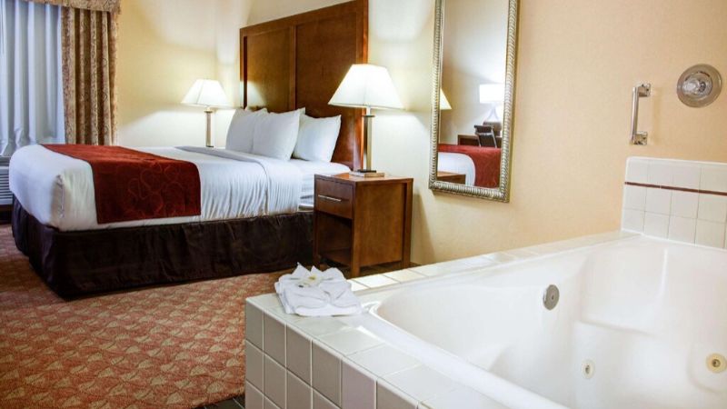 Comfort Inn, room with private jacuzzi, photo 1