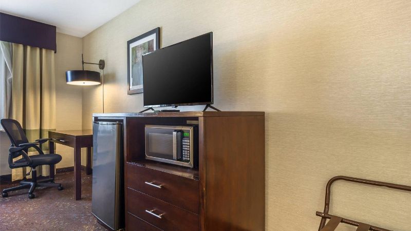 Comfort Inn Federal Way, room with private jacuzzi, photo 3