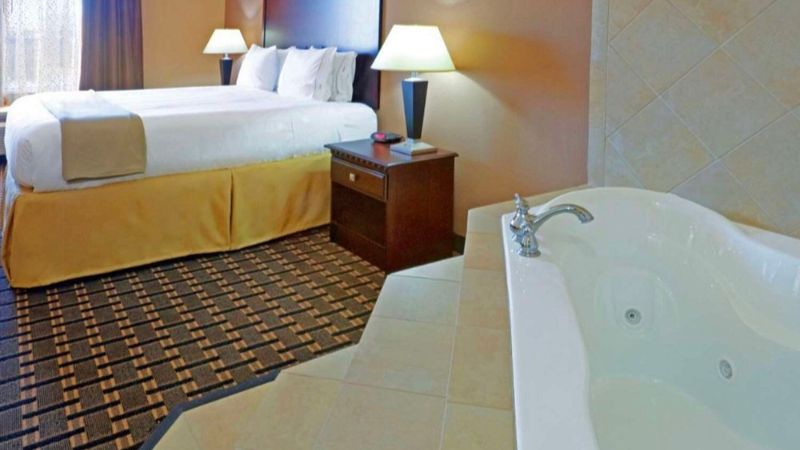 Comfort Inn Suites Dallas Medical Market Center 1 - jacuzzi hotel room