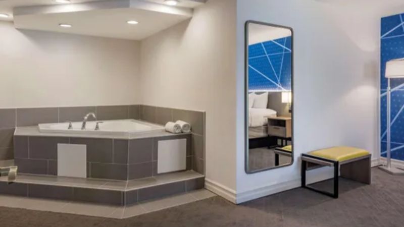 Comfort Inn & Suites East Greenbush – Albany, room with private jacuzzi, photo 2