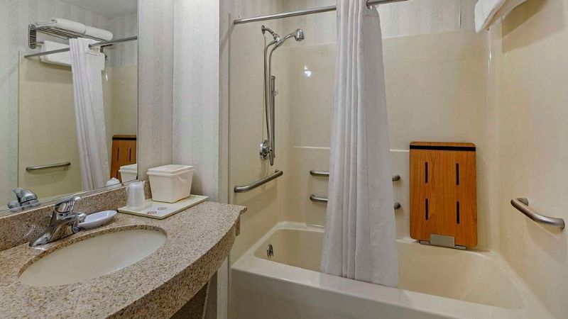 Comfort Inn & Suites East Greenbush – Albany, room with private jacuzzi, photo 3