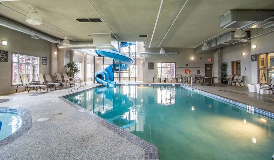 Comfort Inn & Suites Fort Saskatchewan, room with private jacuzzi, photo 6