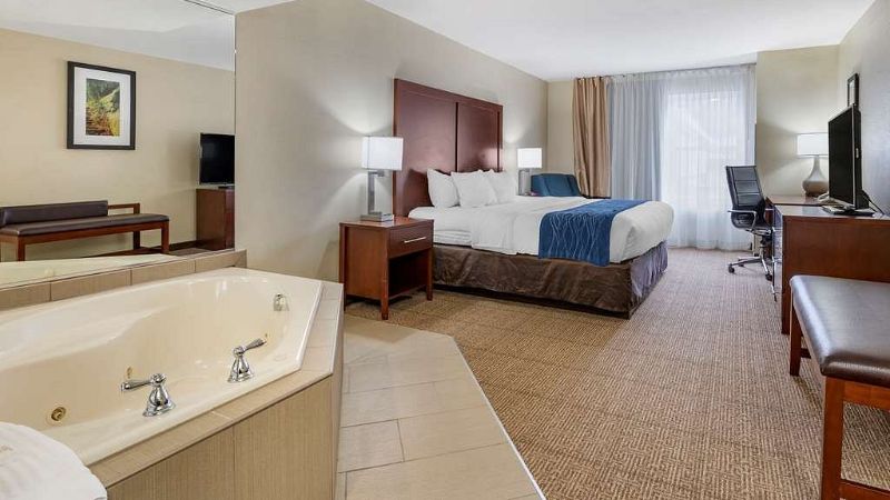 Comfort Inn Suites Northern Kentucky1 - jacuzzi hotel room