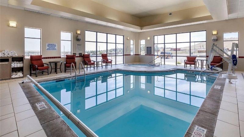 Comfort Inn & Suites Gateway to Glacier National Park, room with private jacuzzi, photo 7