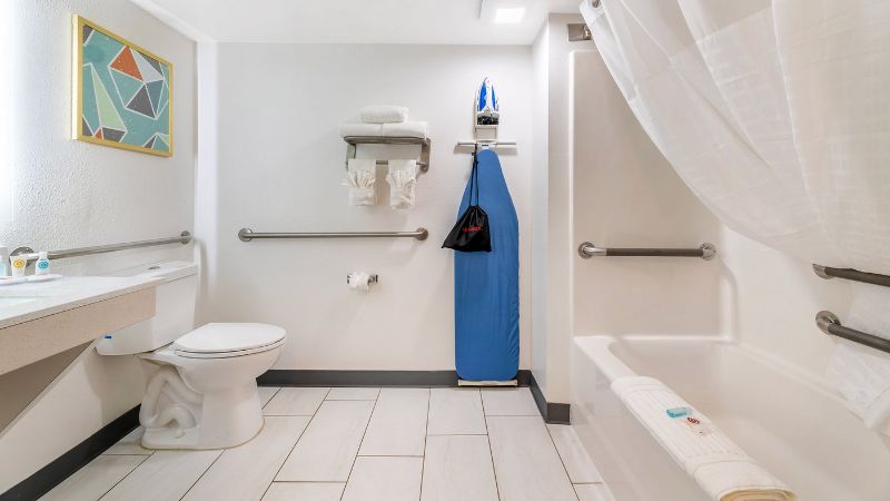 Comfort Inn & Suites Madison East – Monona, room with private jacuzzi, photo 4