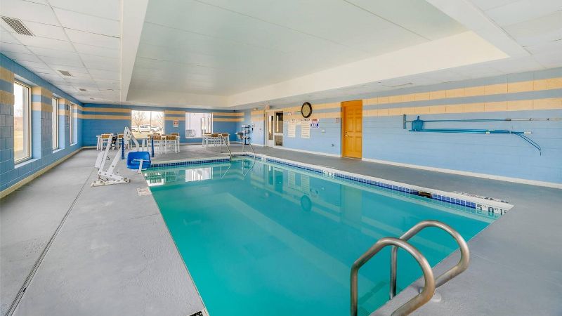 Comfort Inn & Suites Madison East – Monona, room with private jacuzzi, photo 8