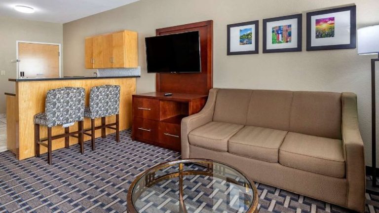 Comfort Suites