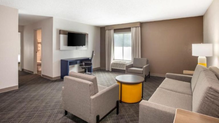 Comfort Suites Airport
