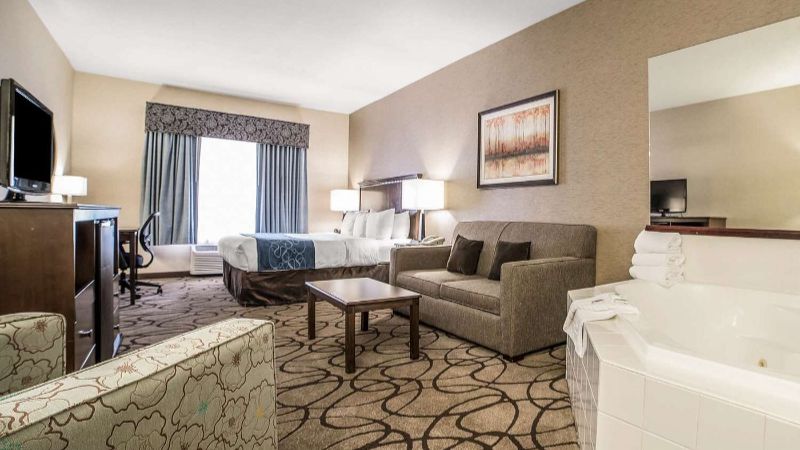 Comfort Suites Airport, room with private jacuzzi, photo 4