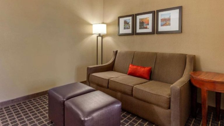 Comfort Suites Delavan – Lake Geneva Area