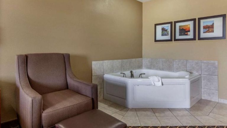 Comfort Suites Delavan – Lake Geneva Area