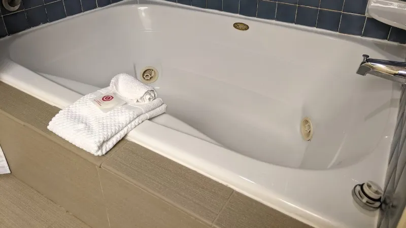 Comfort Suites Fort Wayne, room with private jacuzzi, photo 2