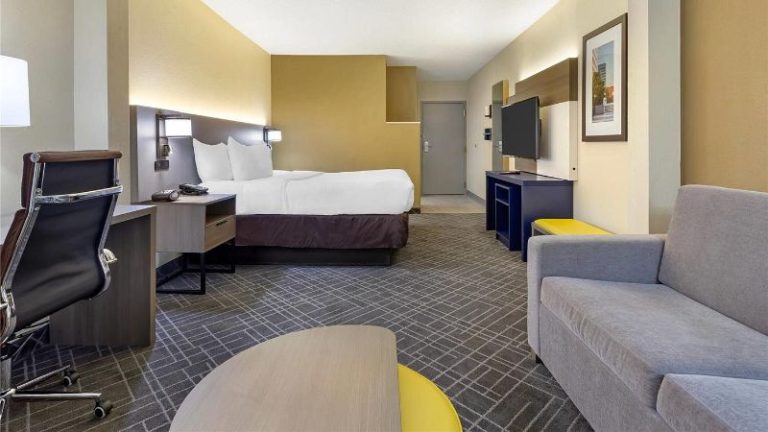 Comfort Suites Hanes Mall