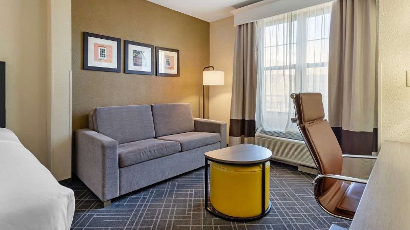 Comfort Suites Hanes Mall, room with private jacuzzi, photo 4