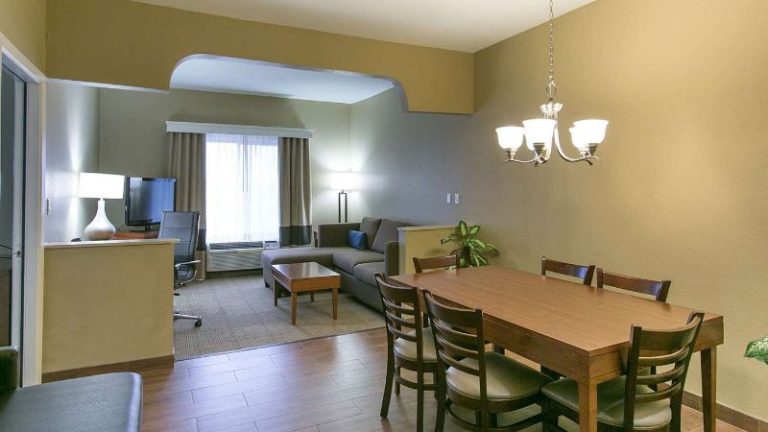 Comfort Suites NW Lakeline