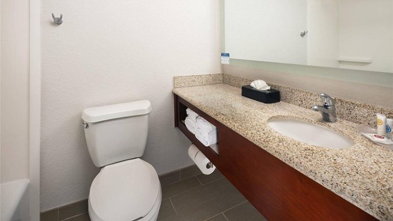 Comfort Suites Outlet Center