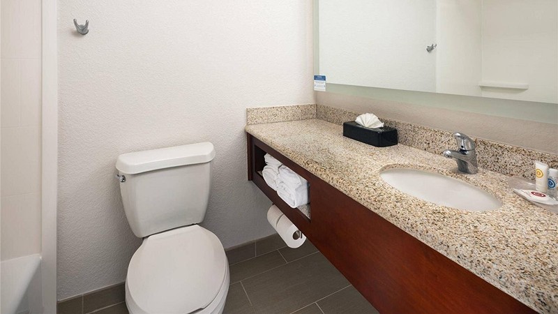 Comfort Suites Outlet Center, room with private jacuzzi, photo 2