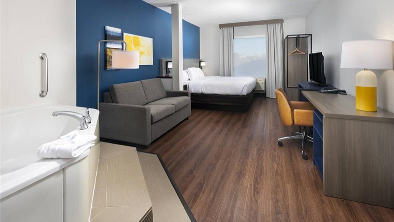 Comfort Suites Outlet Center, room with private jacuzzi, photo 3
