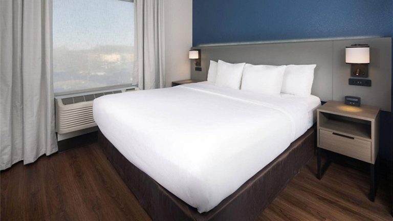 Comfort Suites Outlet Center